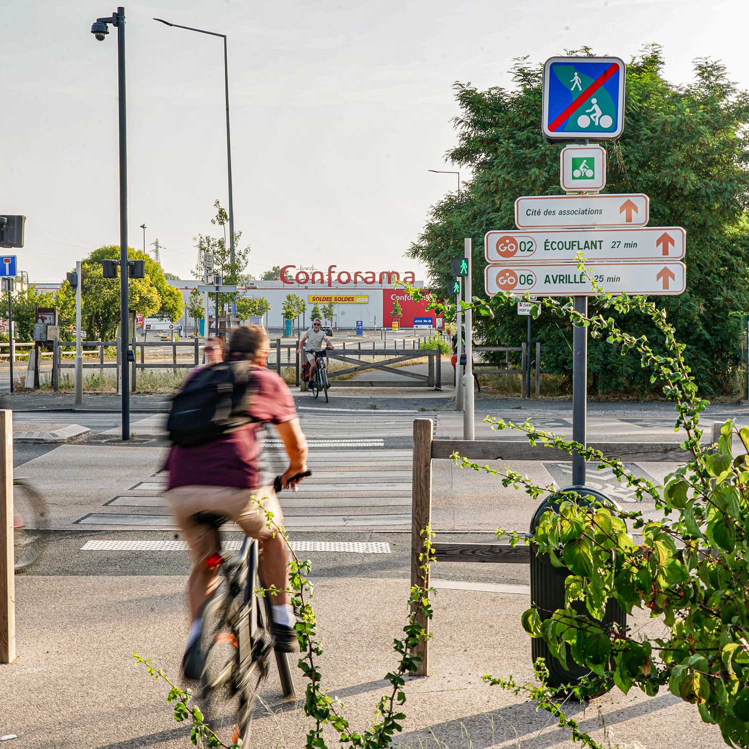 Passage de cycliste sur carrefour sécurisé irigovélo 