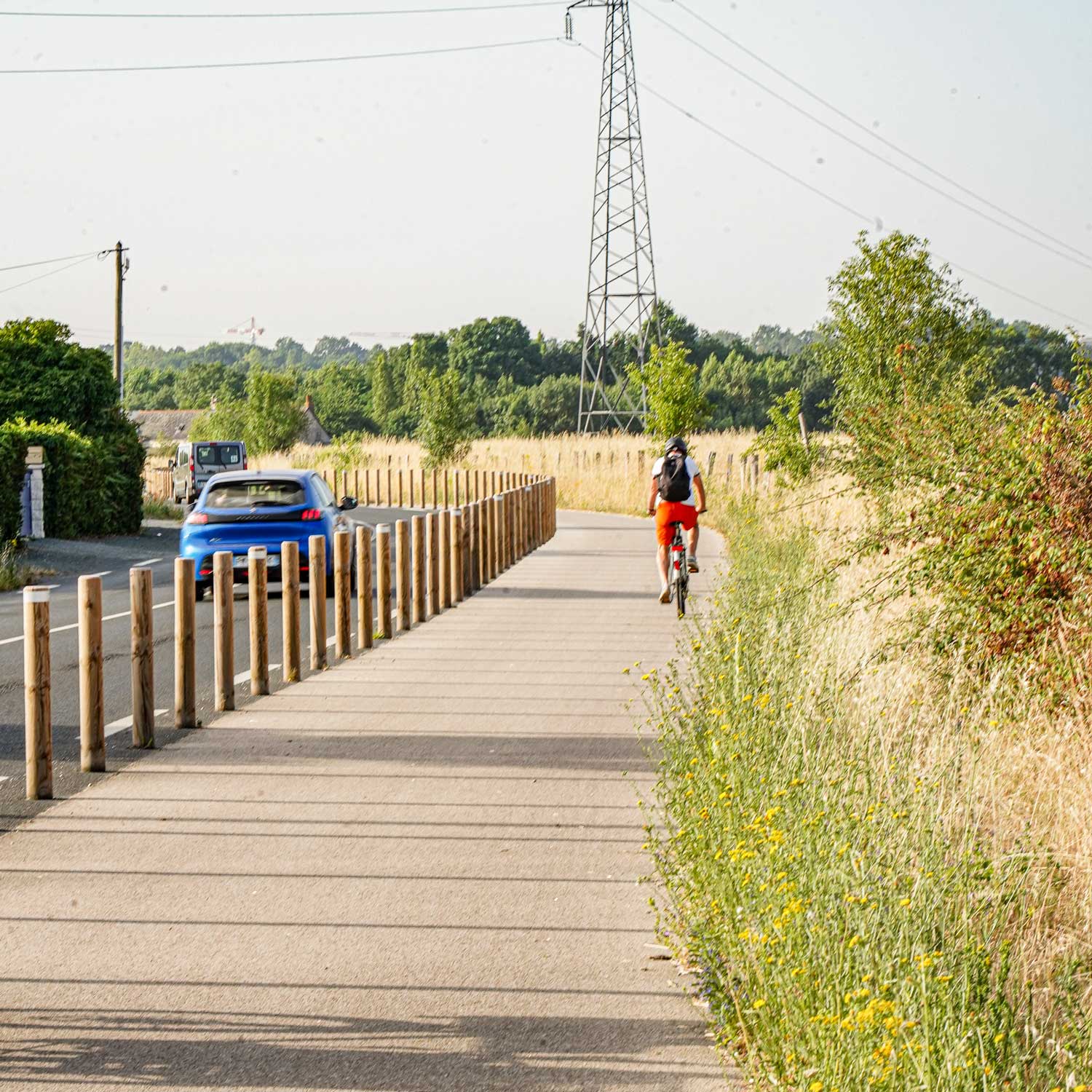 Cycliste en sécurité et voiture à la sortie d'Ecouflant 