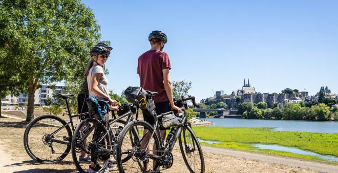 groupe de cycliste devant le château d'Angers pendant l'événement Nature is bike