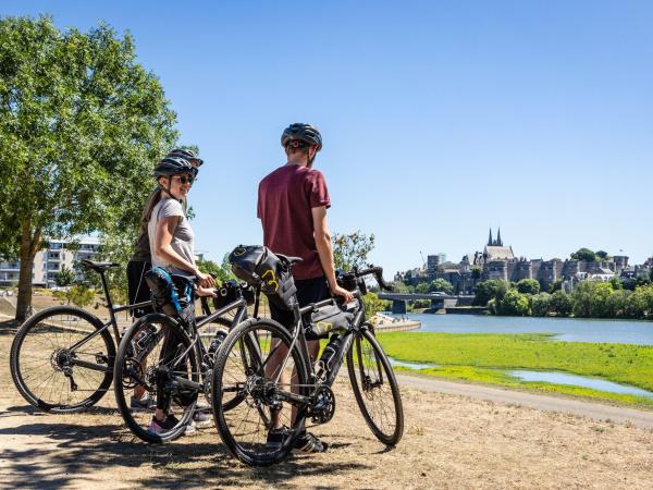 groupe de cycliste devant le château d'Angers pendant l'événement Nature is bike
